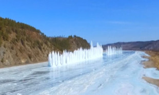 Çin'de buz tutan nehri patlayıcılarla açtılar
