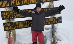 Babasına yakın olmak için Kilimanjaro'ya tırmandı