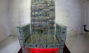  Rus sanatçının 1 milyon dolarla yaptığı 'para tahtı'na yoğun ilgi