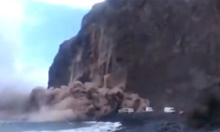 İspanya’daki adada kopan kaya kütlesinin çökme anı kamerada