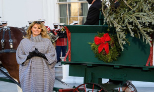 Melania Trump son kez Beyaz Saray'a Noel ağacının gelme törenine katıldı