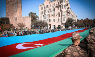 Karabağ zaferinin 1. yılında binlerce kişi Bakü'de yürüdü