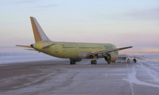 Kanatları yerli kompozit malzemeden üretilen yeni Rus yolcu uçağı, ilk kez havalandı