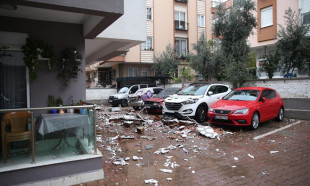Kırmızı kodla uyarı yapılan Antalya'da kuvvetli rüzgar ve sağanak etkili oluyor
