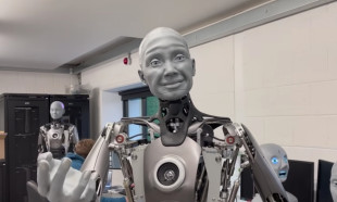 Bu robot o kadar gerçekçi ki insan gibi tepki verebiliyor!