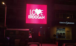 'Love Erdoğan' görseli LED ekranlara yansıtıldı