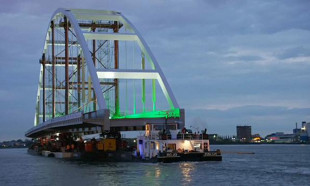 200 metrelik köprü Rotterdam kanallarında yüzdürüldü