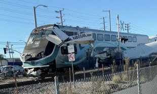 Demiryoluna inen uçağa tren çarptı: Pilot ölümden kıl payı kurtuldu