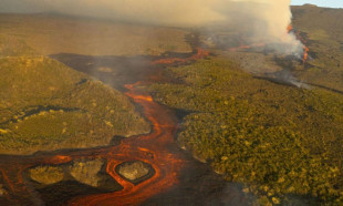 Galapagos Adaları'ndaki yanardağ 7 yıl sonra yeniden faaliyete geçti