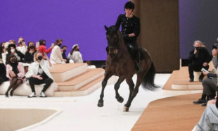 Monako Prensesi'nin torunu podyuma at sırtında çıktı
