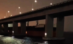 Dev gemi arabalar geçtiği sırada köprüye çarptı!