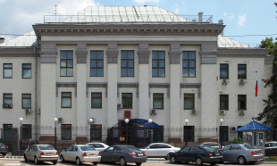 Rusya’nın Kiev’deki büyükelçilik binasından Rusya bayrağı indirildi 