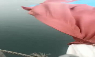 Rambo Okan'ın köprüdeki Trabzonspor bayrağını indirmeye çalıştı