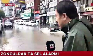 Sağanak haberi sunan TRT Haber muhabiri rögara düştü