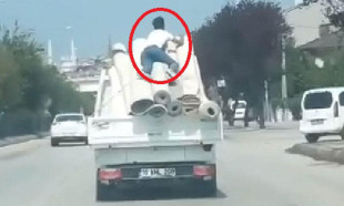 Bursa'da kamyonet kasasında tehlikeli yolculuk!