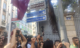 İstanbul'da İranlı Mahsa Amini için 'saçtan bayraklı' protesto