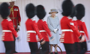 Elizabeth'in ölümü sonrası İngiltere Büyükelçiliği'nde bayrak yarıya indi