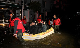 İzmir'de deniz taştı: Vatandaşlar zodyak ile kurtarıldı