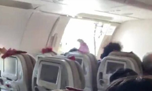 Uçakta korku dolu anlar: Havadayken kapısı açıldı
