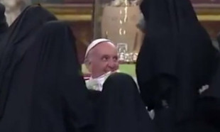 İtalya'da rahibeler Papa'yı sıkıştırdı!