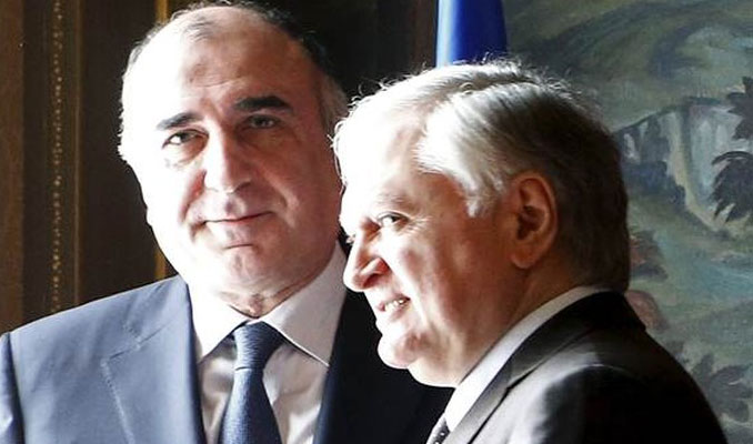 Azeri ve Ermeni dışişleri bakanları Moskova'da tokalaştı