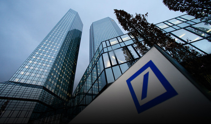 Moody's, Deutsche Bank'ın kredi notlarını düşürdü