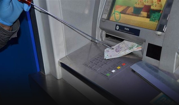 ATM dolandırıcıları suç üstü yakalandı!