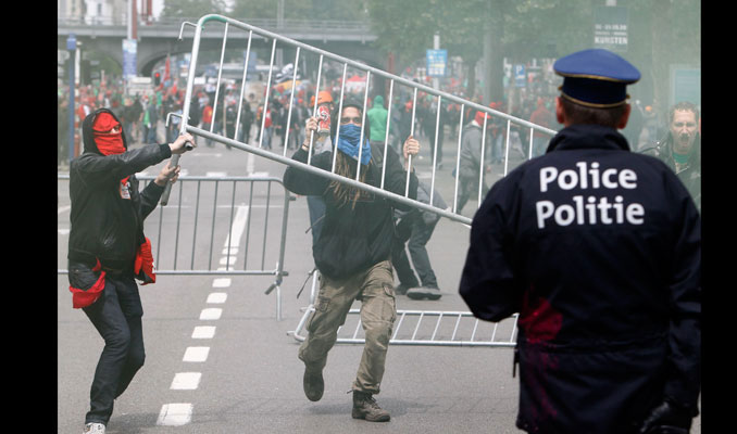 Brüksel'de 60 bin kişi hükümeti protesto etti