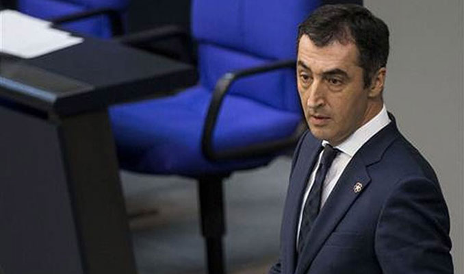 Türk vekil parlamentoda Ermeni rozetiyle konuştu