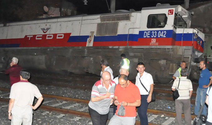 TCDD lokomotifi İZBAN vagonuna çarptı