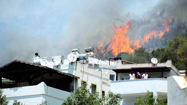 Bodrum'da makilik alanda yangın! Alevler yerleşim alanına yaklaştı