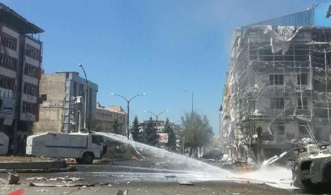 Van Beşyol'da bombalı araçla saldırı