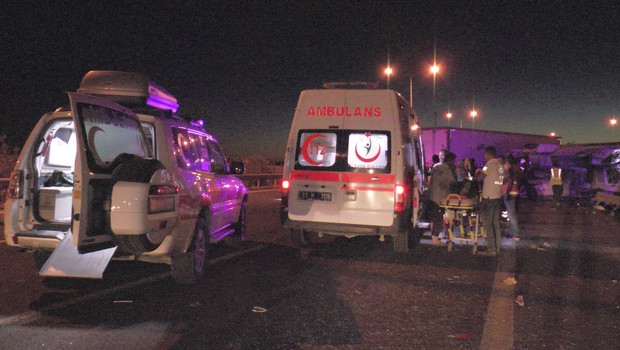 Suriyeli sığınmacıları taşıyan minibüs TIR'la çarpıştı