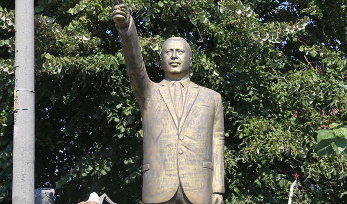 Erdoğan'ın 4 metrelik heykelini yaptı