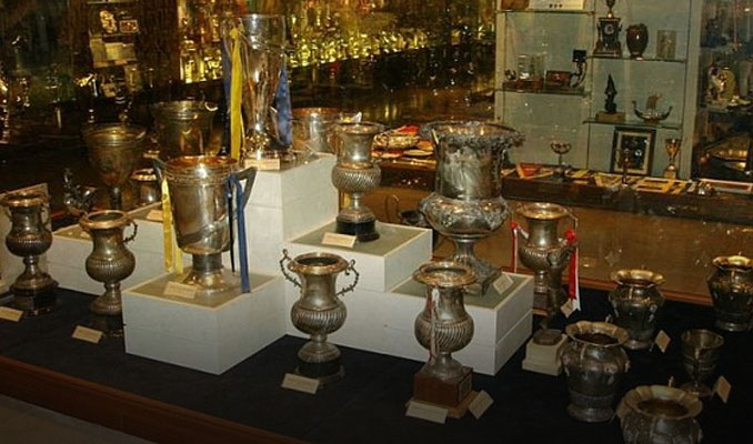 Trabzonspor taraftarı Fenerbahçe müzesinden kupa çaldı