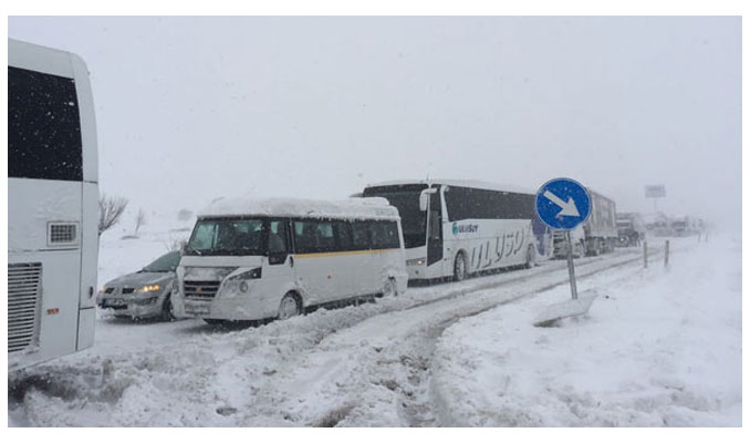 Bursa-İzmir yolu kar ve tipiden kapandı
