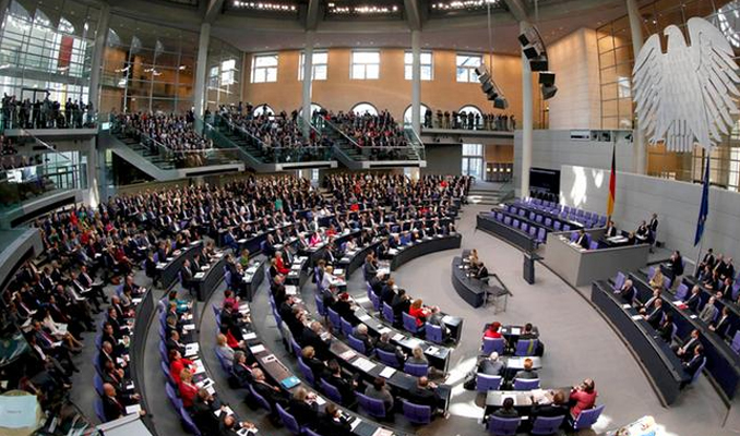 Almanya'da erken seçim tartışması