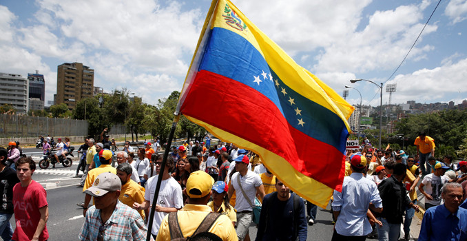 Venezuela'ya Fitch ve S&P'den kötü haber