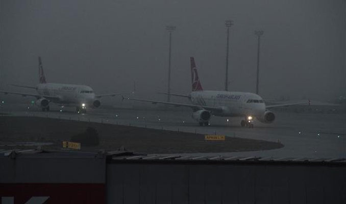 İstanbul'da yoğun sis hava ulaşımını olumsuz etkiliyor