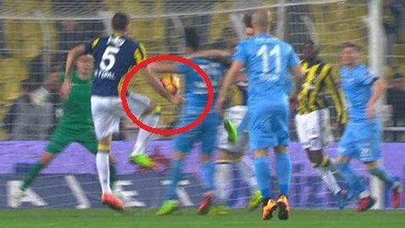 Mehmet Topal golü elle attı