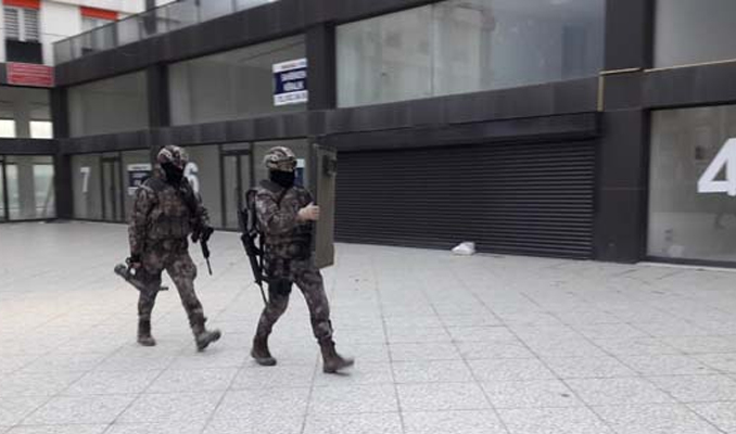 Arnavutköy'de lüks siteye polis baskını