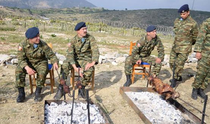 Yunan askerleri Türk adasına çıkıp, kuzu çevirdi