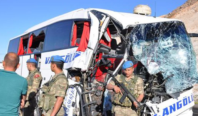 Yolcu otobüsü TIR'a çarptı: 1 ölü, 20 yaralı