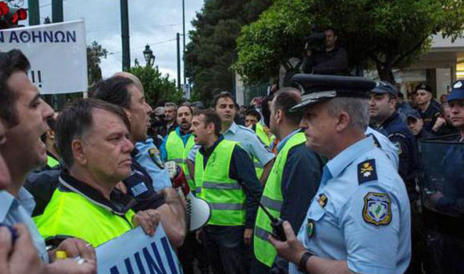Yunanistan'da polis polisle çatıştı