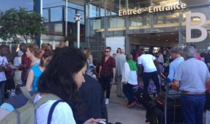 Paris'te havaalanında terör paniği