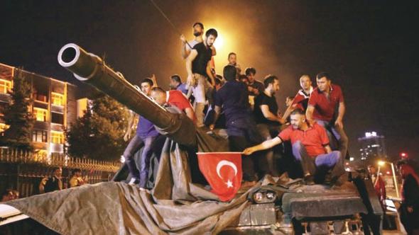 Türk halkı demokrasi için meydanlarda