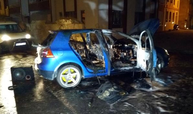 Sivas'ta kavga edenler arabayı ateşe verdi
