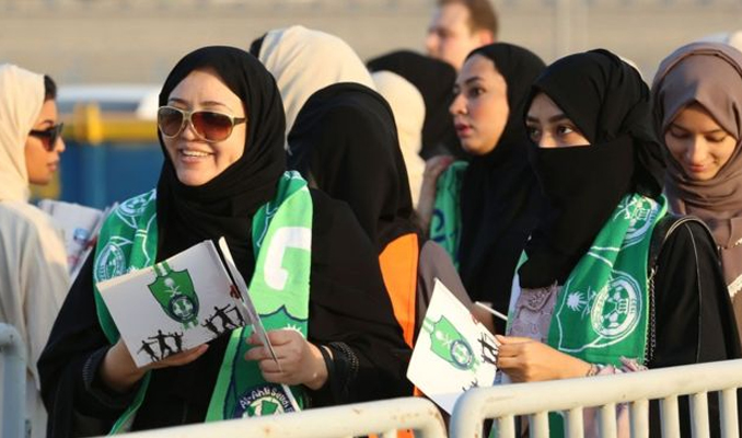 Suudi Arabistan'da kadınlar ilk kez stadyuma alındı