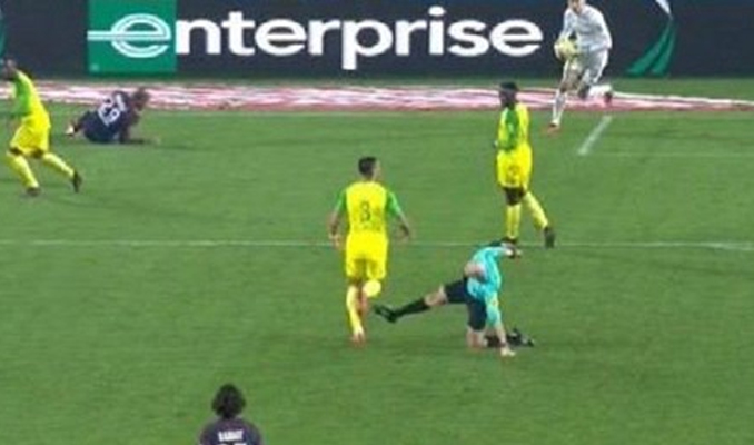 Futbolcuya çelme takan hakeme ceza