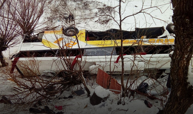Yolcu otobüsü dereye uçtu: 6 ölü, 24 yaralı